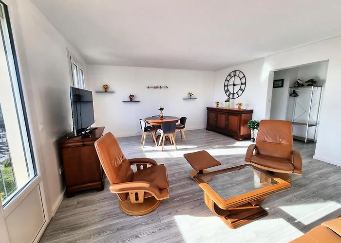 5 appartements indépendants situés à mi-chemin entre le Vieux Port et le Pont de l île de Ré