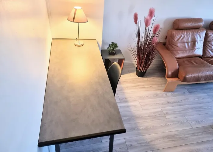 5 appartements indépendants situés à mi-chemin entre le Vieux Port et le Pont de l île de Ré